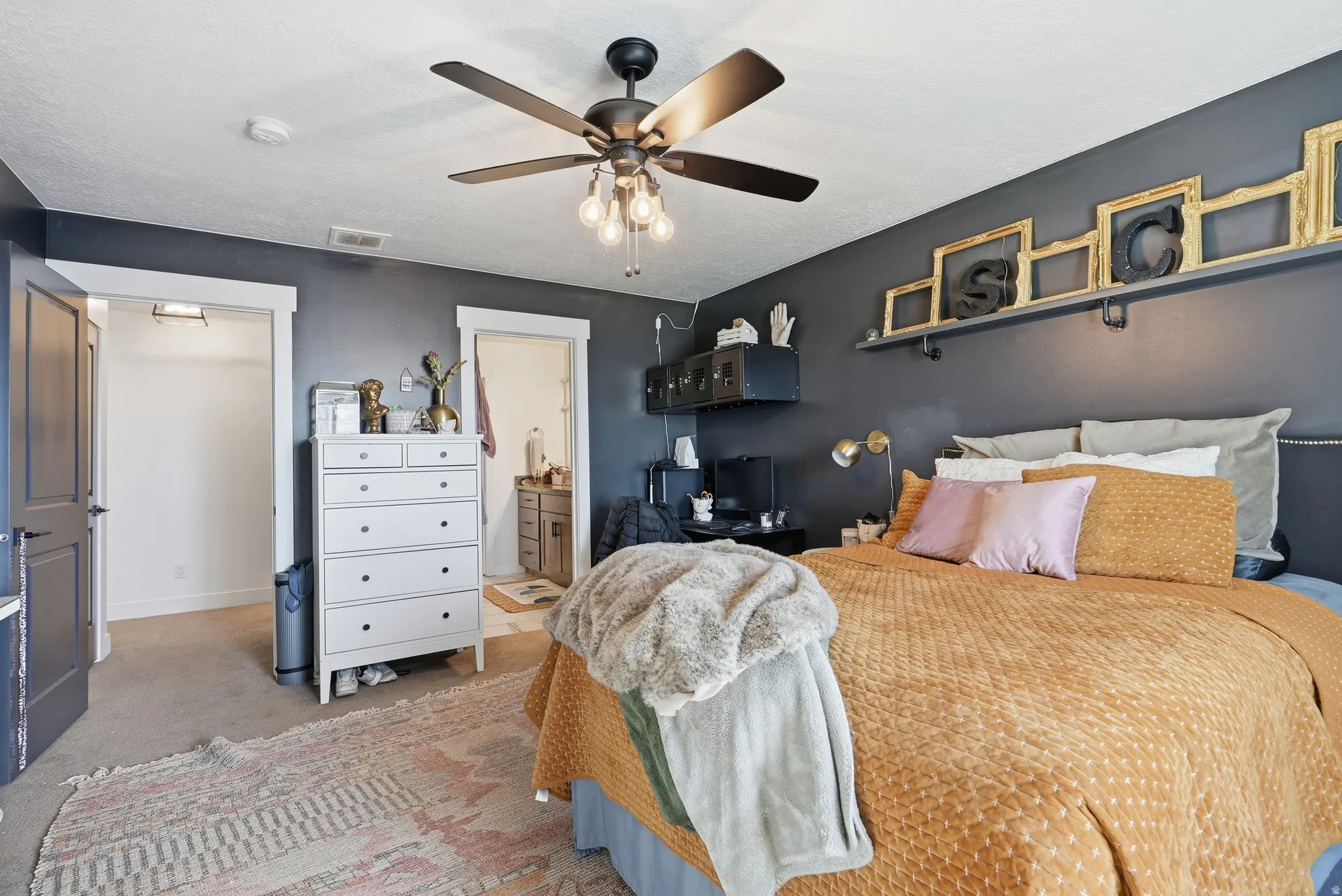 Ceiling fan with exposed bulb lighting