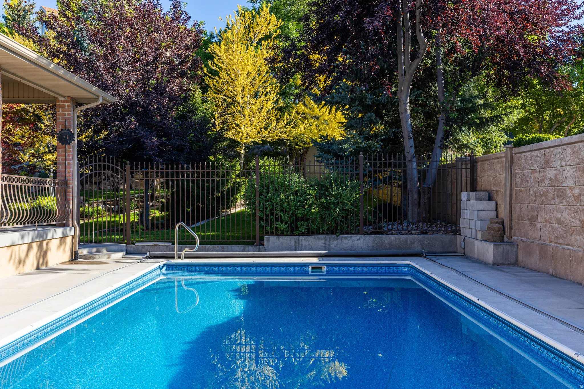 In-ground swimming pool with a patterned vinyl liner and integrated steps