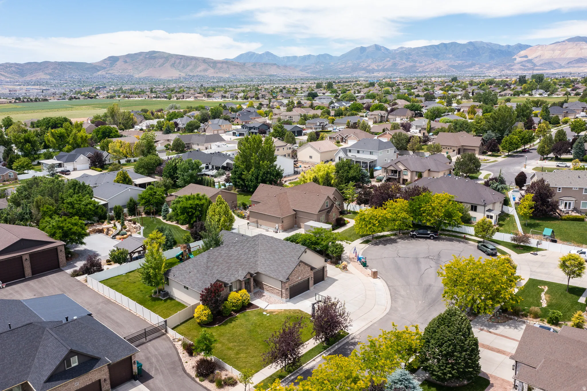 Beautifully positioned to capture stunning views of the Salt Lake Valley, this home offers the perfect combination of location, scenery, and everyday living. 🏡✨🌄