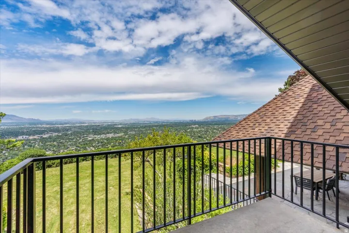 Balcony featuring black metal railings and a concrete surface