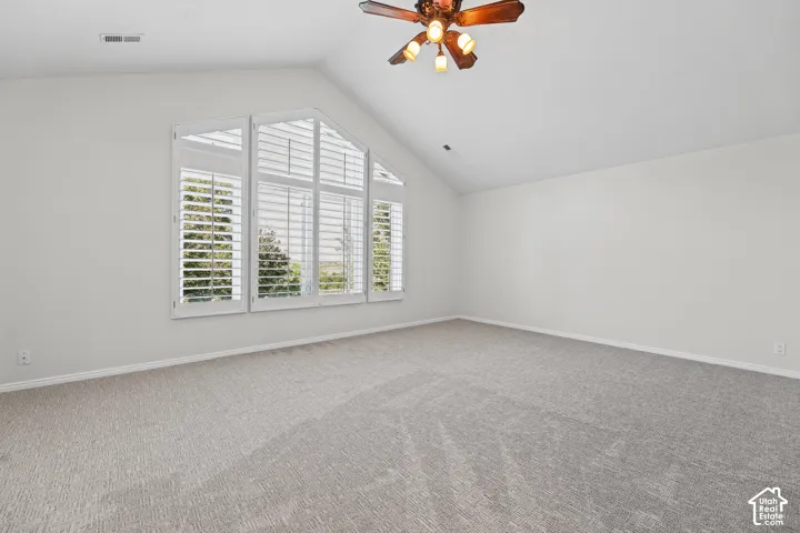 Vaulted ceiling with an attached ceiling fan and light fixture