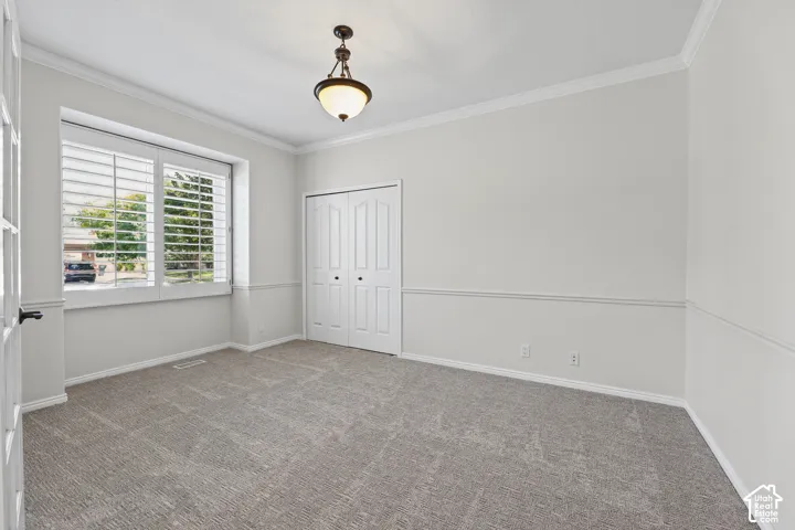 Neutral paint palette with crown molding and wainscoting