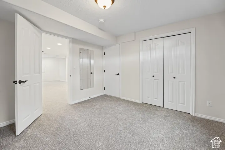 Gray patterned carpet flooring