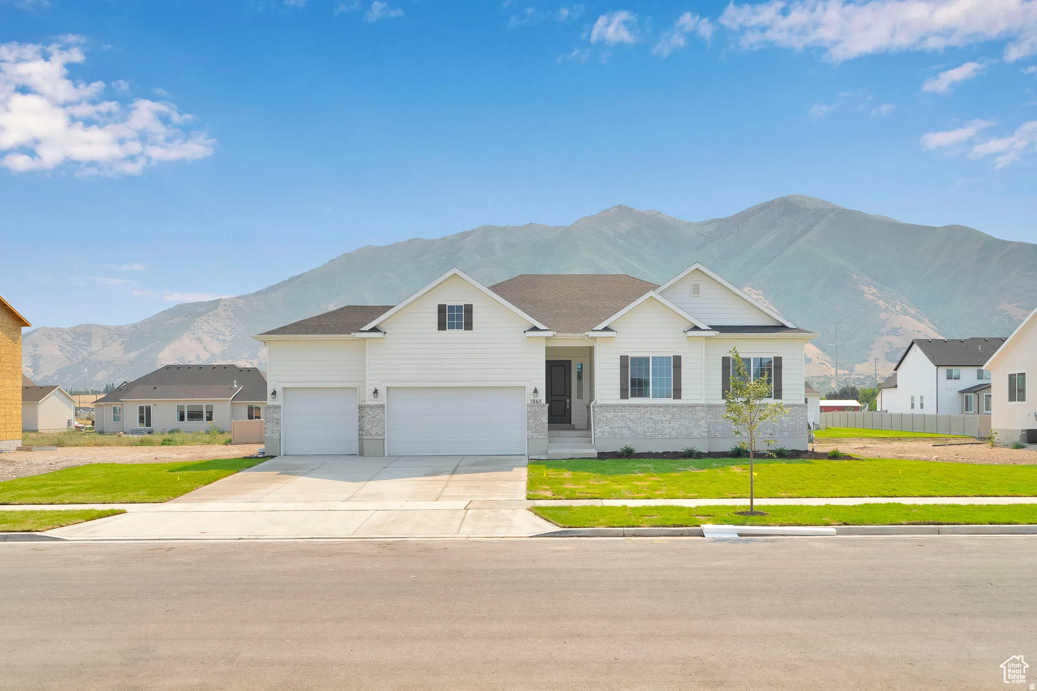 Contemporary single-story residence featuring a striking mountain backdrop
