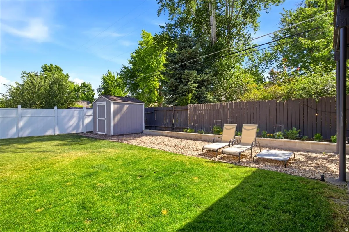 Nice shed and organic garden with a myriad of vegetables!