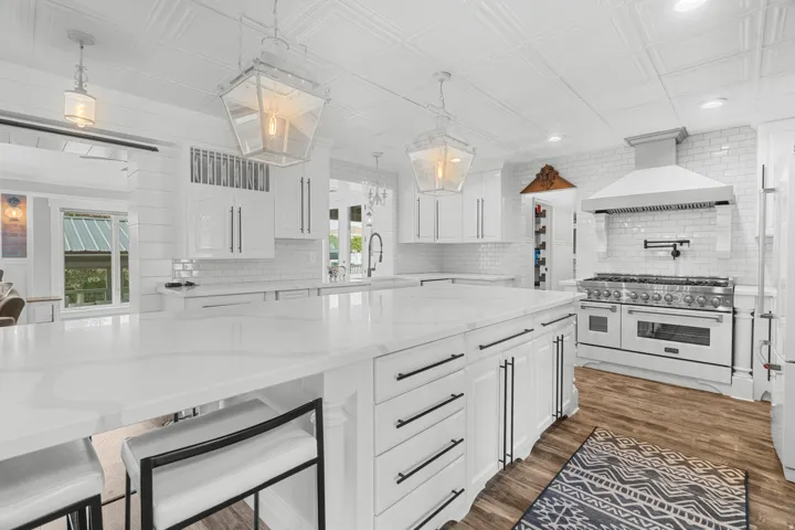 Expansive kitchen island with a light-toned quartz countertop & oversized island