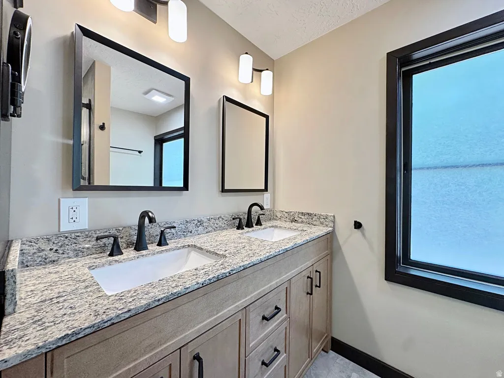 Primary Bedroom On-Suite Bathroom