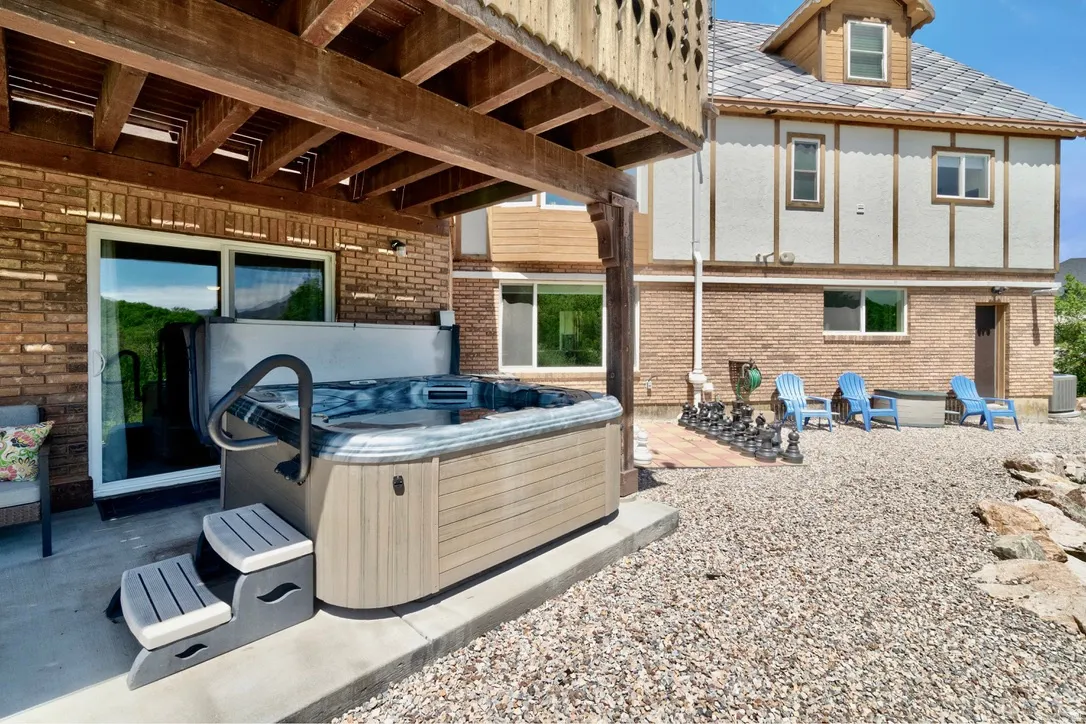 8 person hot tub
