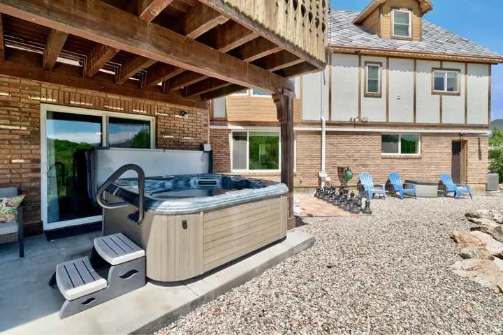 8 person hot tub