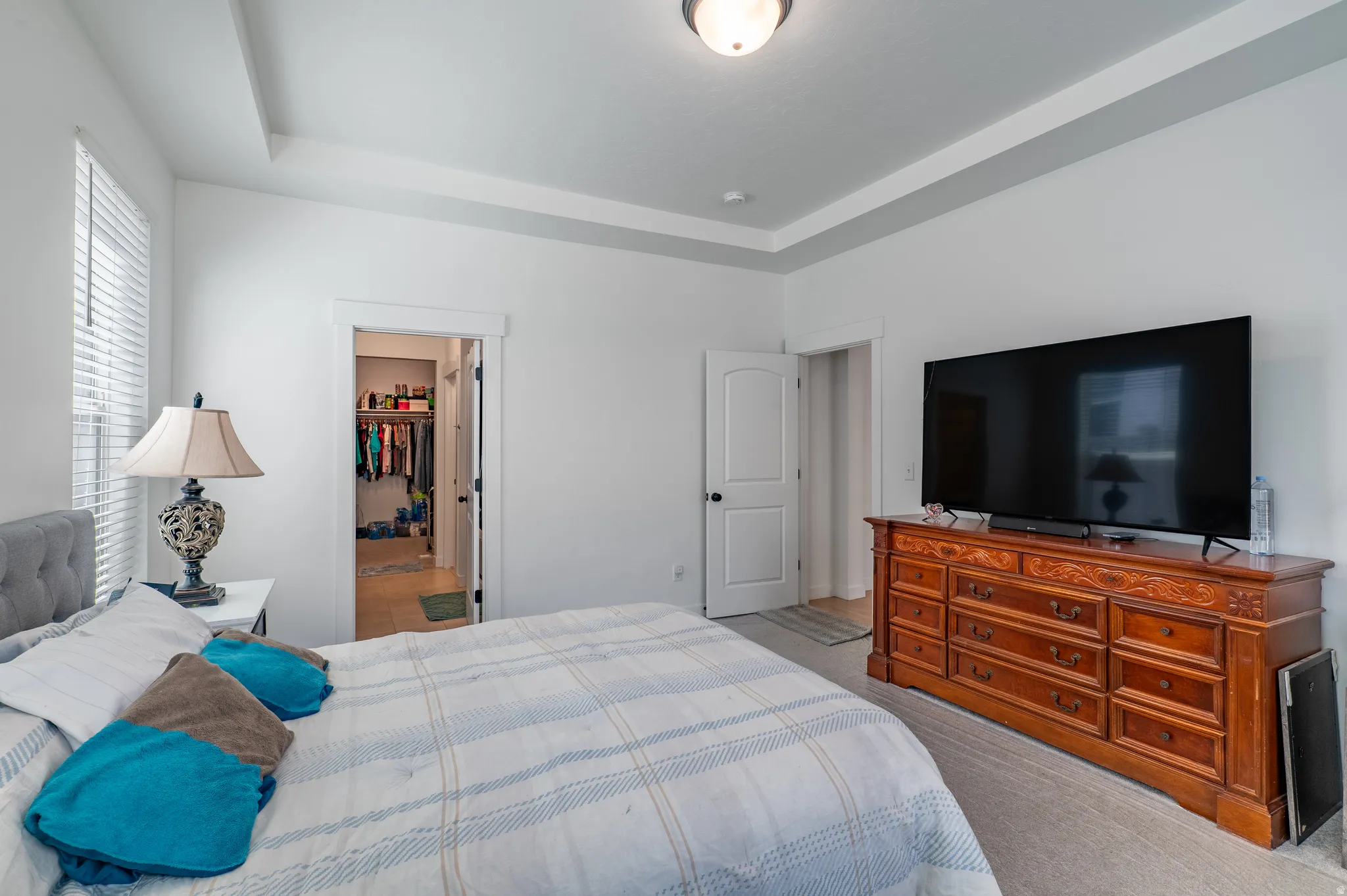 Tray ceiling with recessed lighting