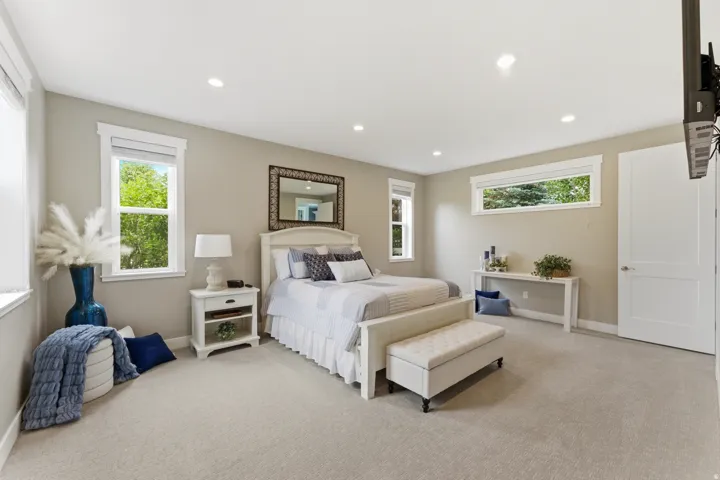 Spacious room featuring neutral paint, recessed lighting, and light-colored carpeting