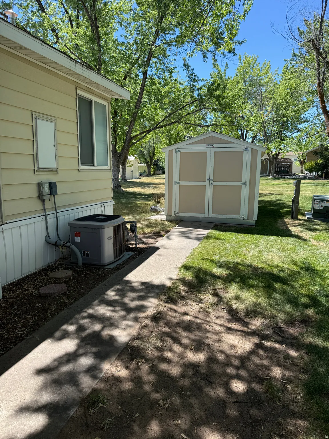 Detached outdoor storage shed with dual front doors