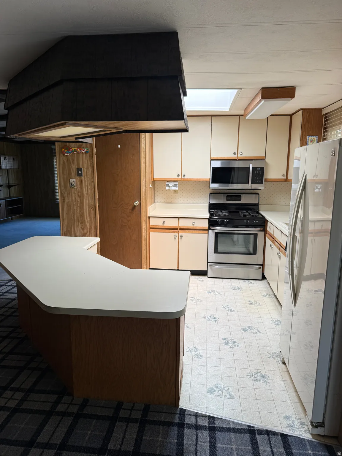 Kitchen with a peninsula countertop