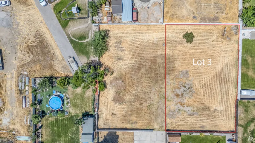 Unimproved land parcel outlined in red, featuring dry vegetation