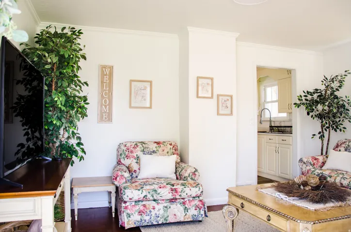 Living area featuring crown molding and dark wood-finish flooring