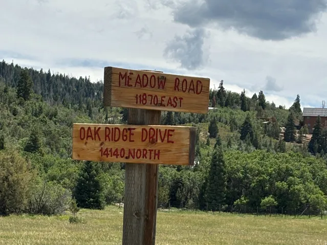 Directional sign for Meadow Rd & Oak Ridge Dr in Mt Pleasant Utah