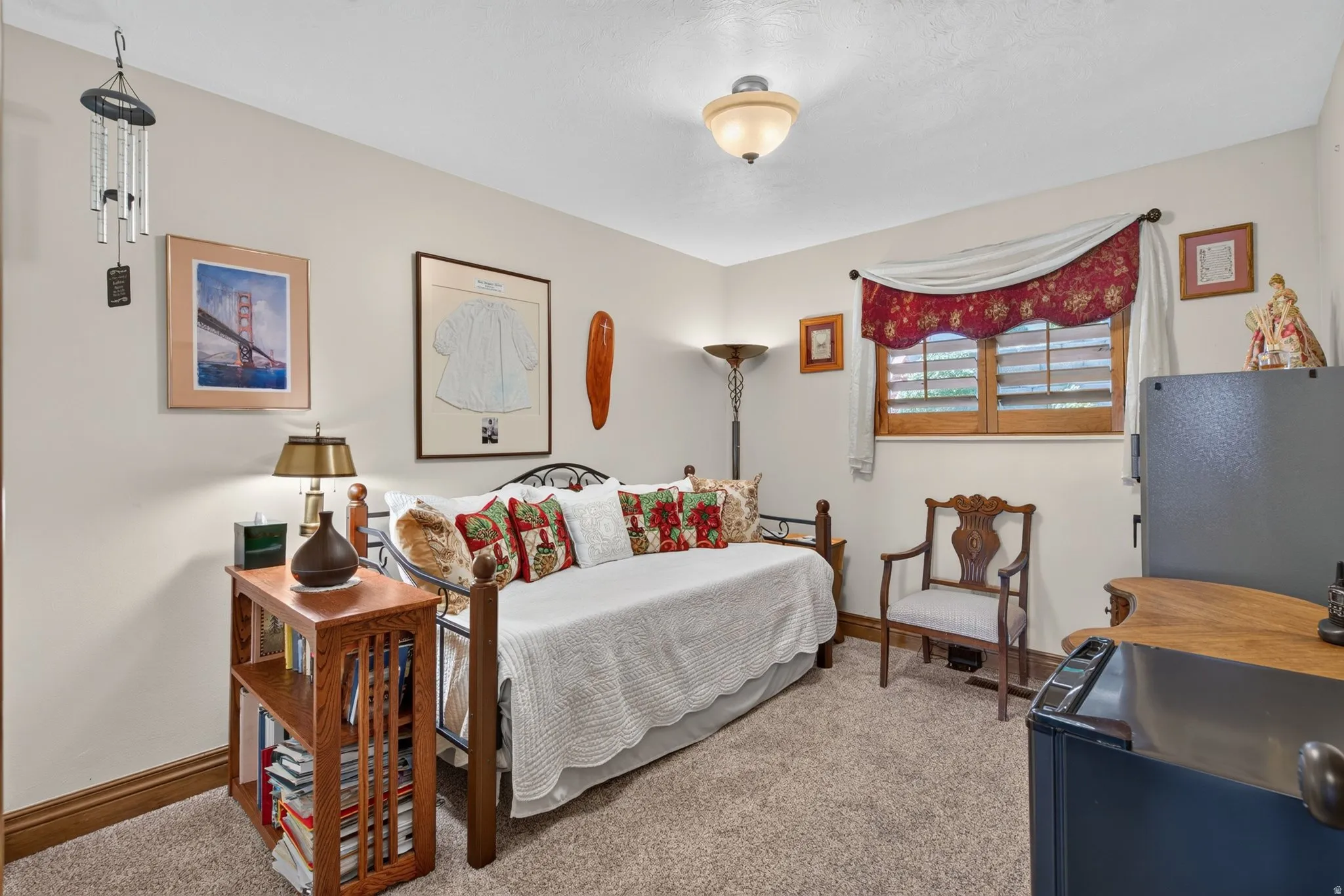 Neutral wall paint complements the light-toned carpet flooring
