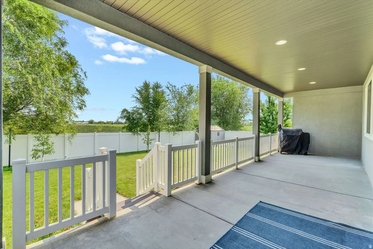 Expansive covered patio with concrete flooring and recessed lighting