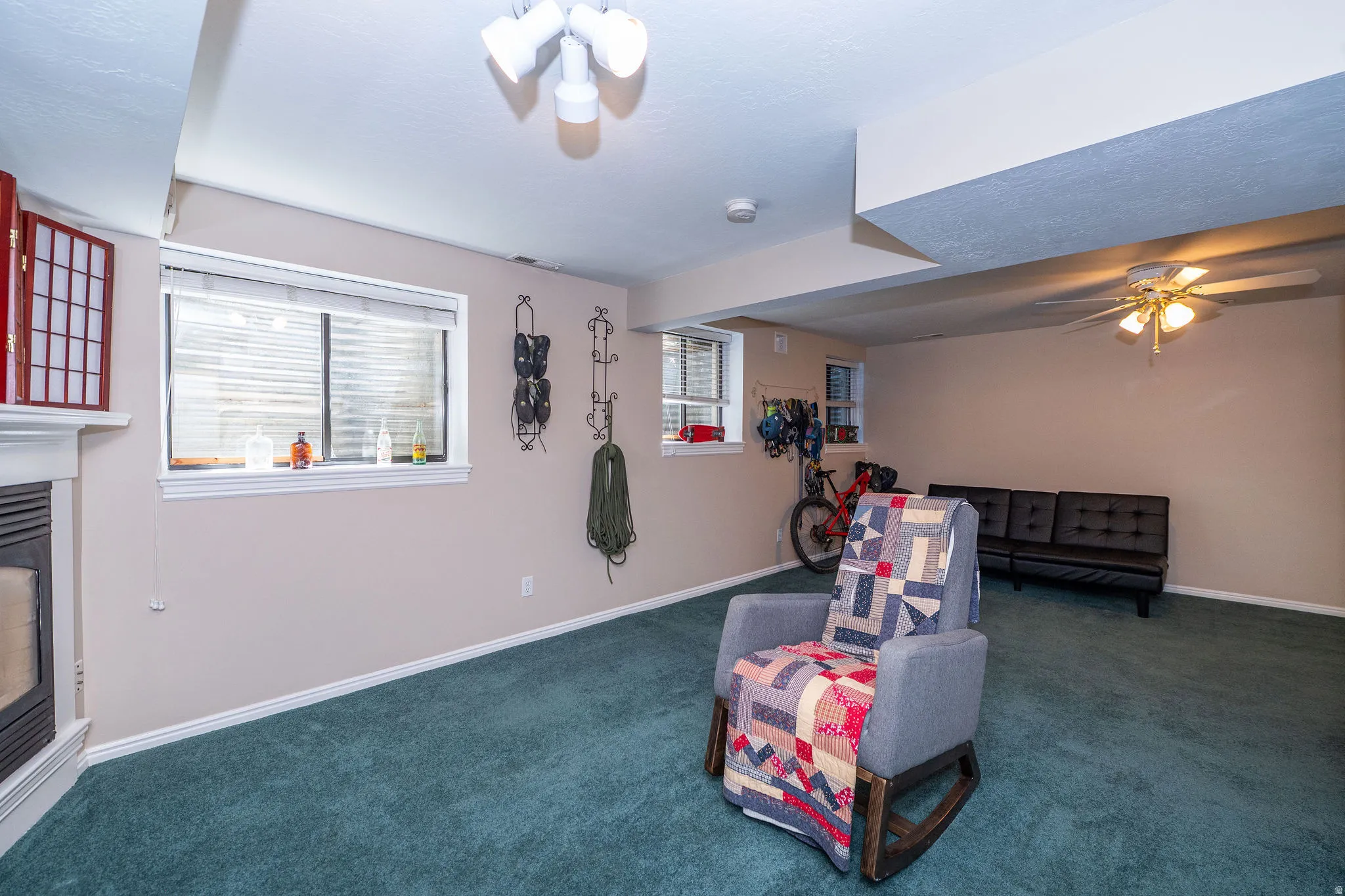 Liiving room or additional bedroom space