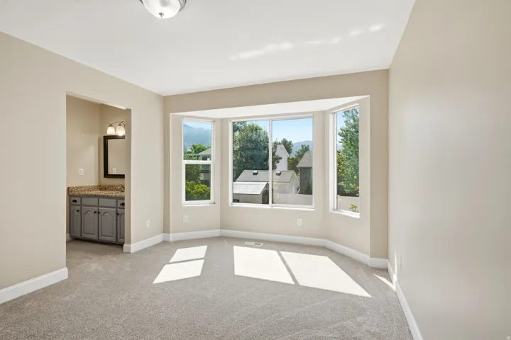 Primary suite view of en-suite