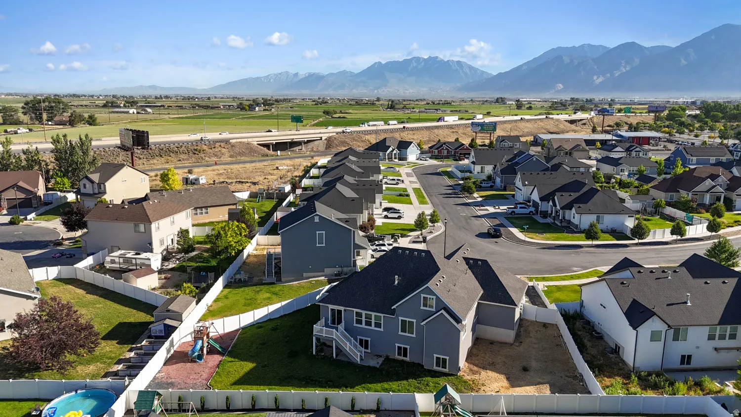 Neighborhood setting featuring a cul-de-sac and mountain backdrop