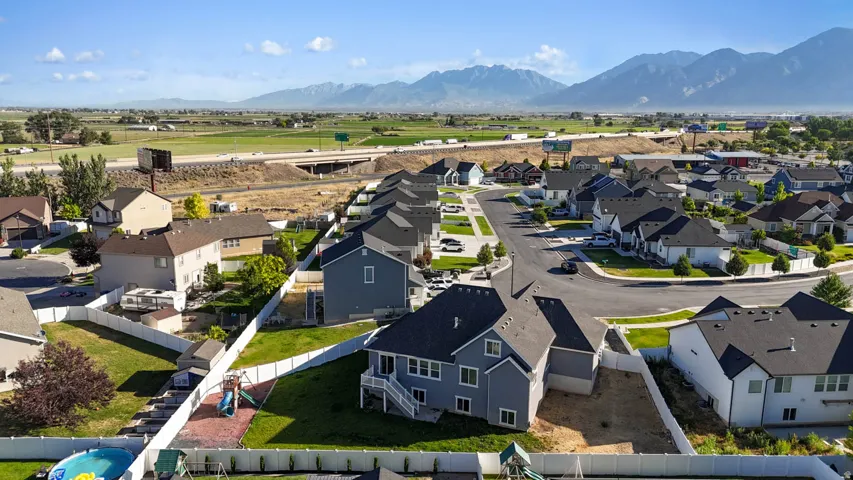 Neighborhood setting featuring a cul-de-sac and mountain backdrop