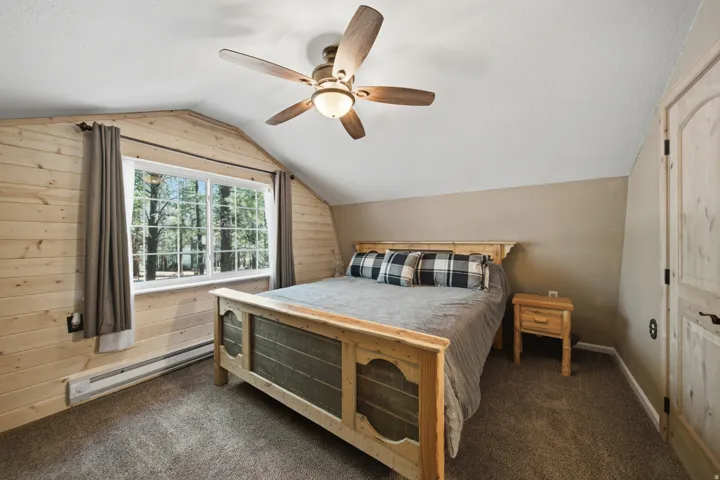 Vaulted ceiling with a ceiling fan light fixture