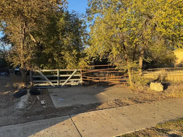 Gate