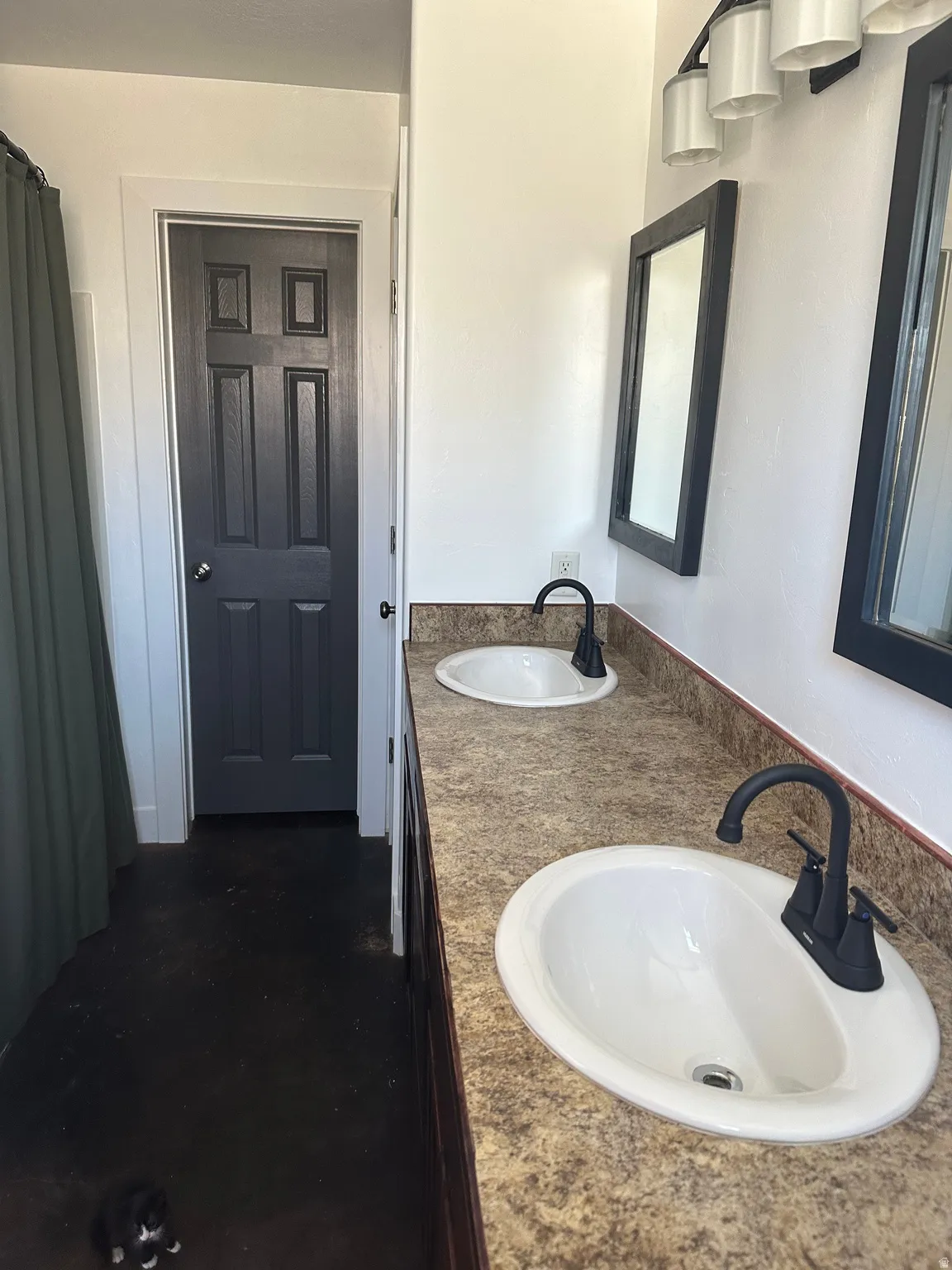 Master bath with dual vanity with oval sinks
