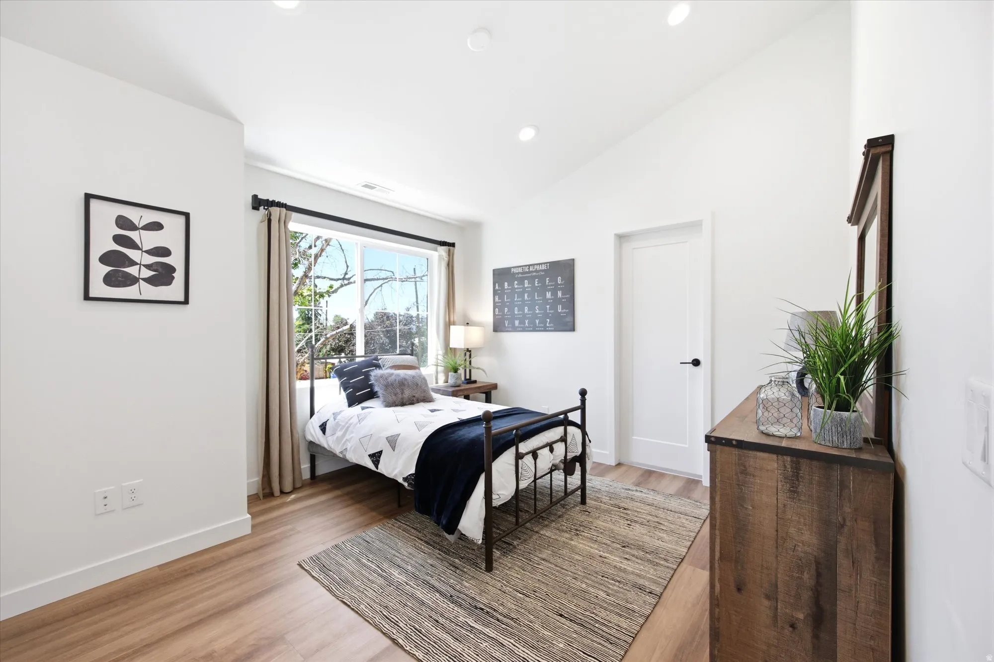Vaulted ceiling with recessed lighting