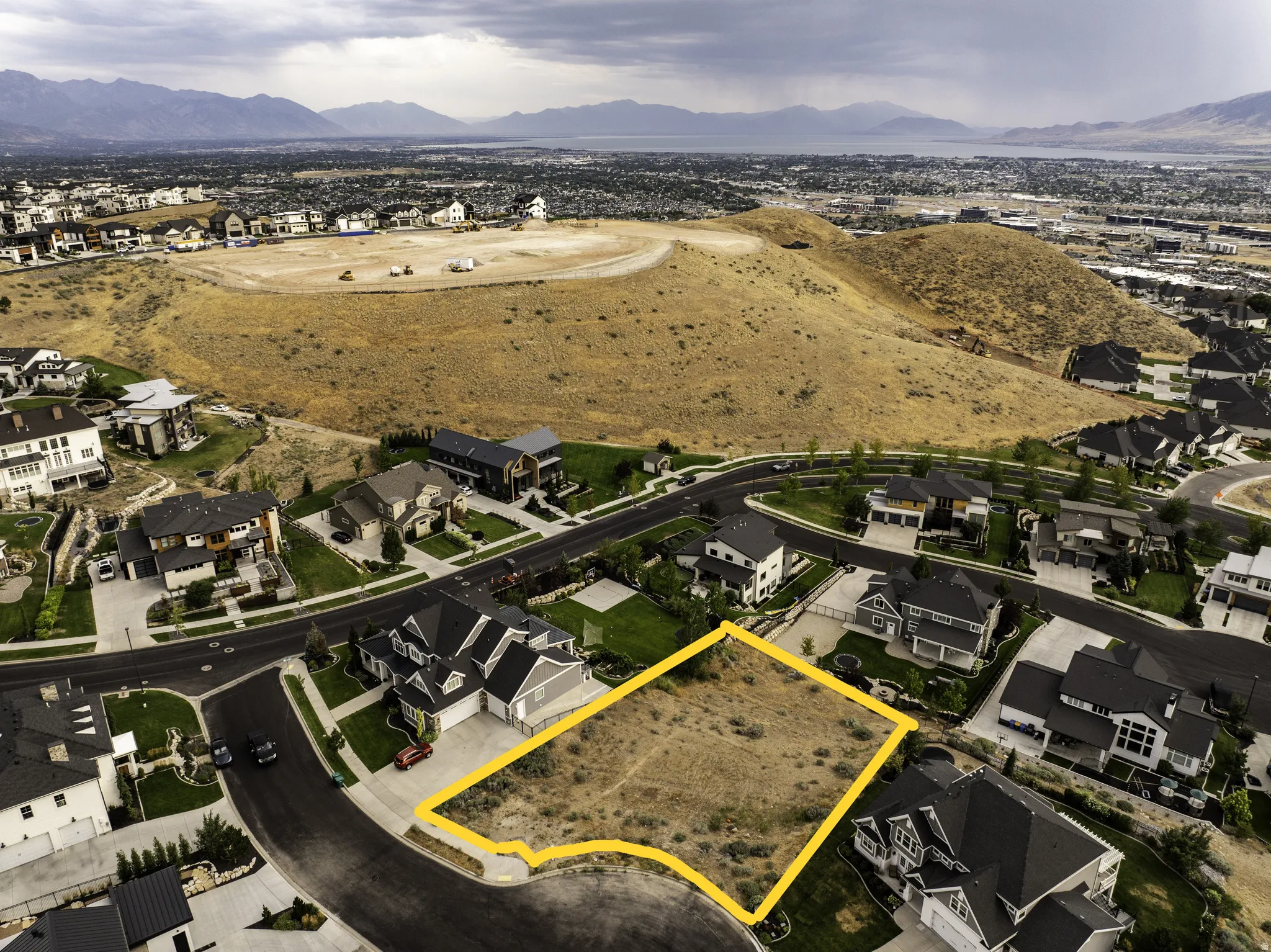 Vacant land parcel surrounded by established residential properties
