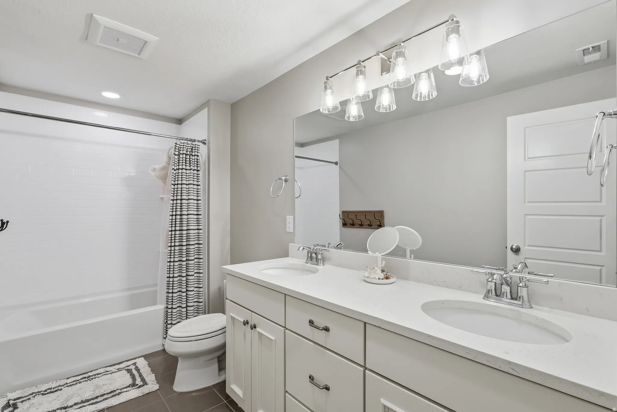 Double vanity with integrated sinks and a large wall-mounted mirror