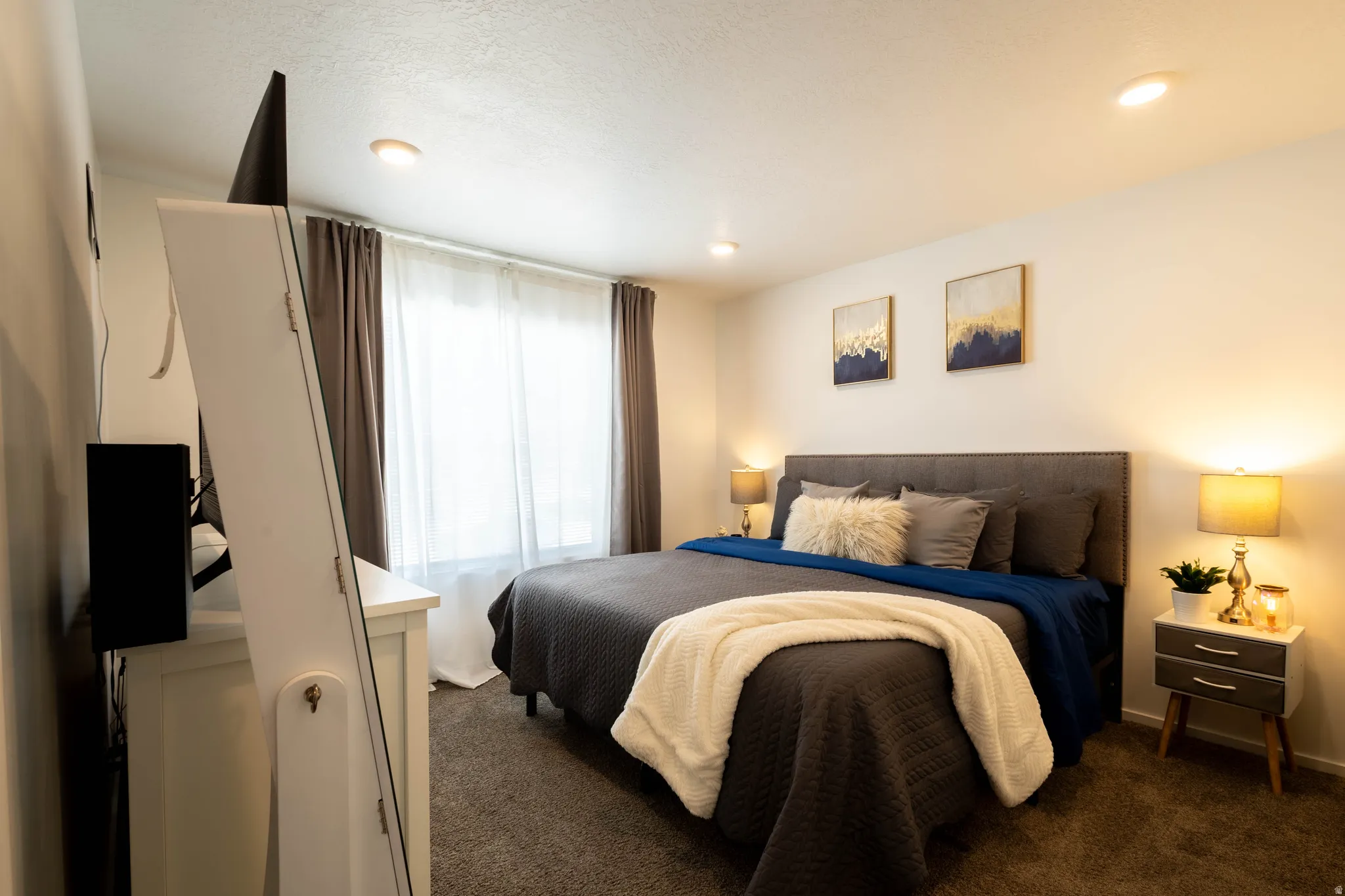 Spacious room featuring neutral carpeting and recessed lighting