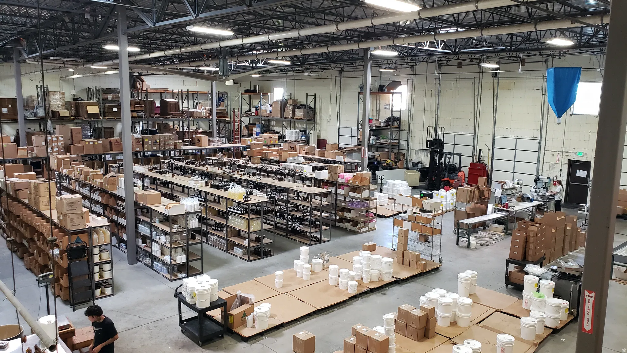 Spacious industrial warehouse with high ceilings and exposed structural beams