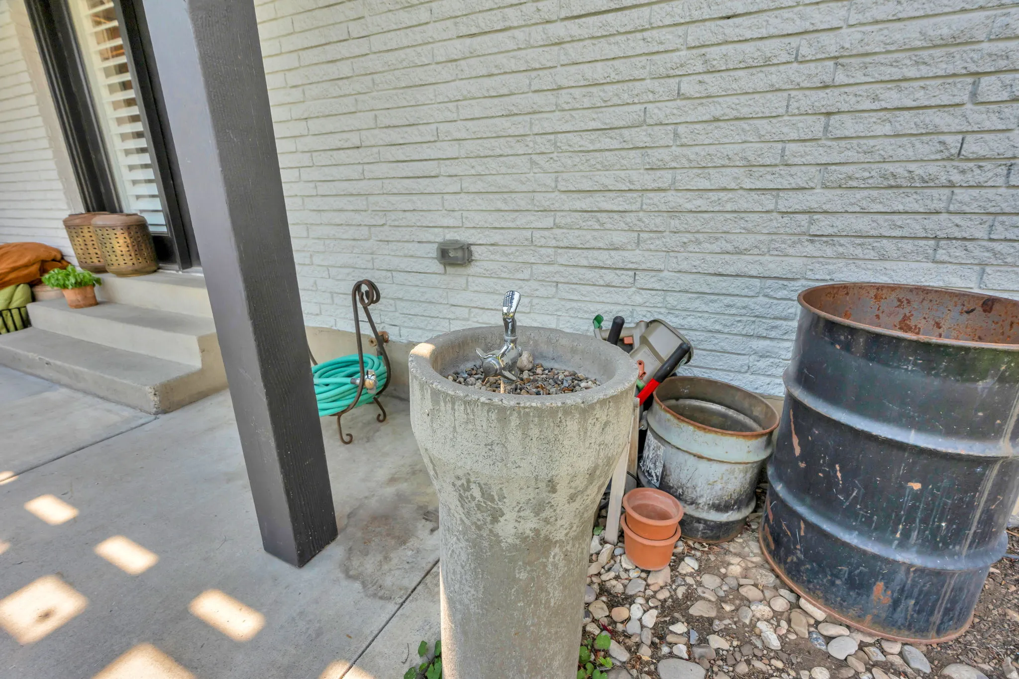 Exterior drinking fountain