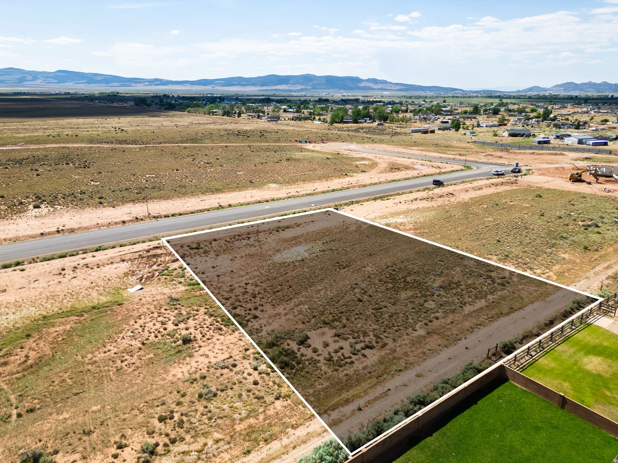 Expansive undeveloped lot featuring natural desert vegetation