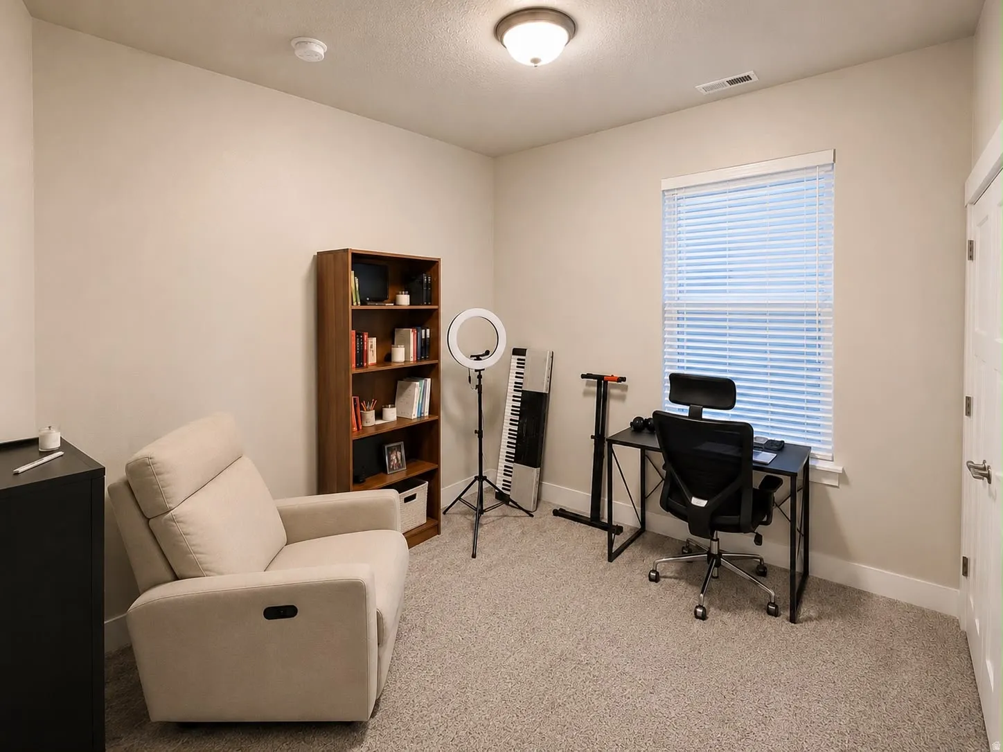 Carpeted room with a single window featuring horizontal blinds