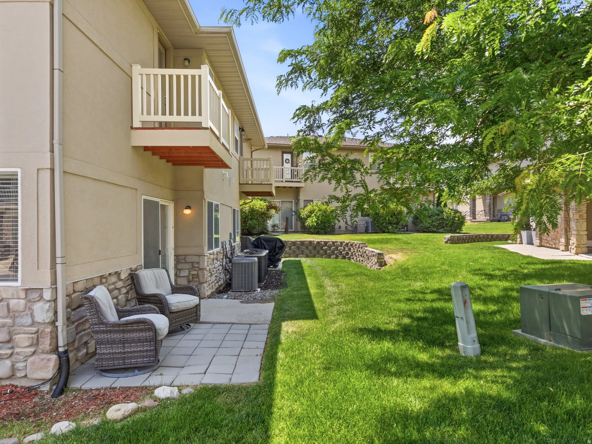 Ground-level patio featuring paver stone flooring