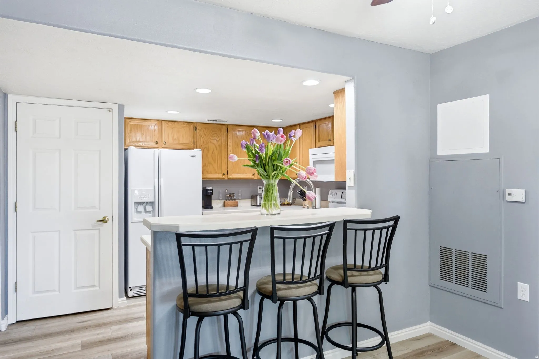 Kitchen pass-through breakfast bar with light countertop