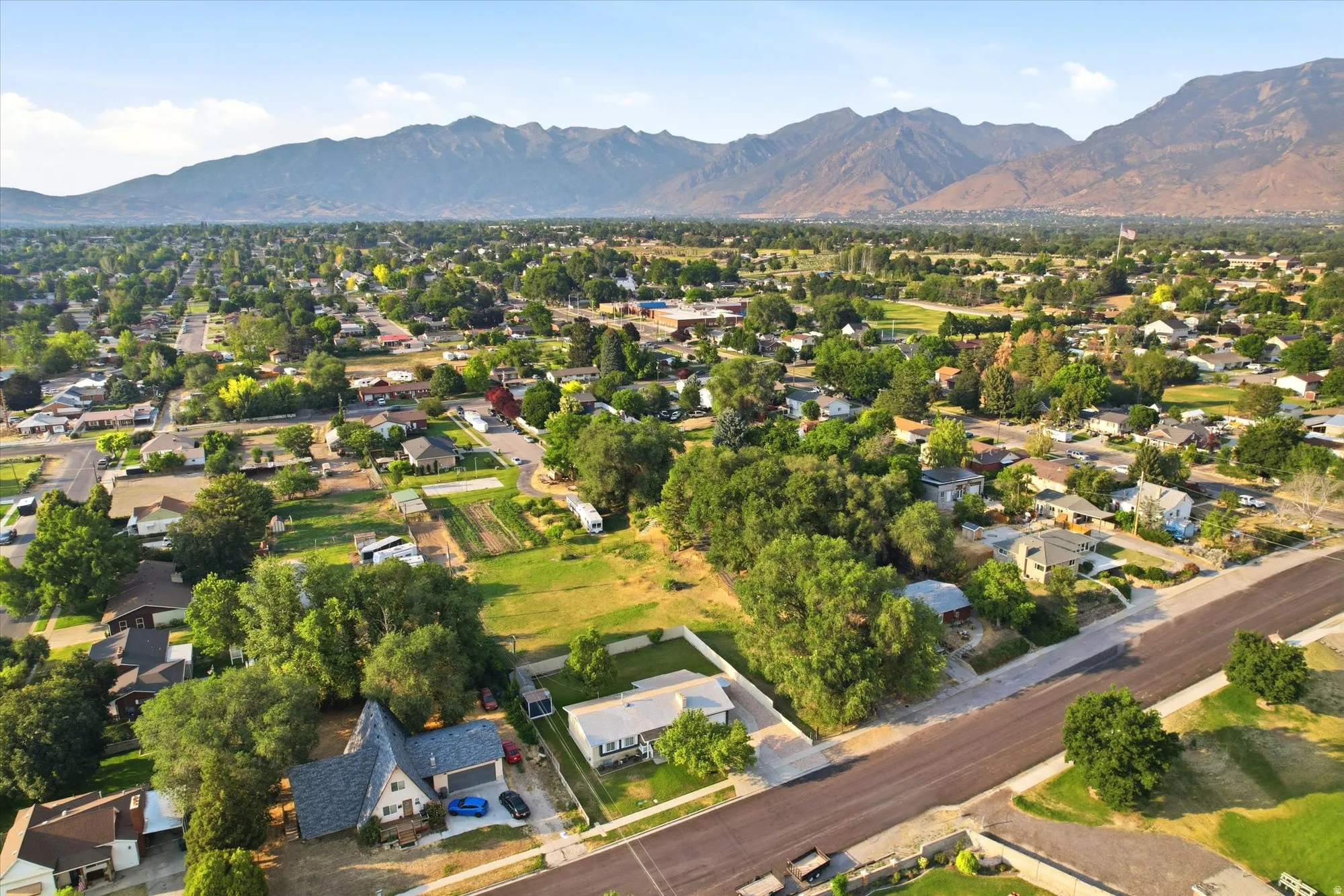 Expansive neighborhood setting featuring mature trees and mountain scenery
