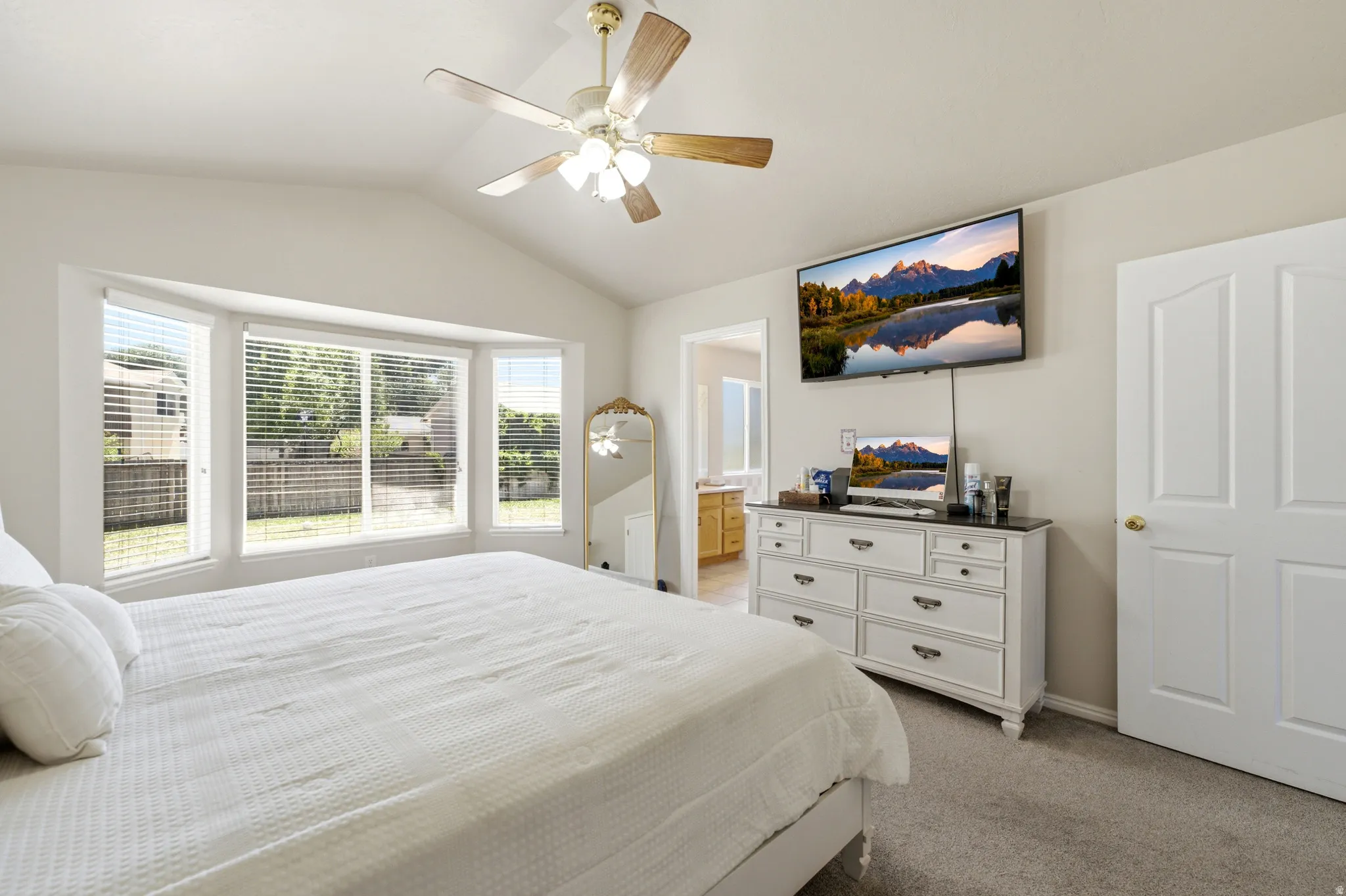 Vaulted ceiling with a ceiling fan and light fixture