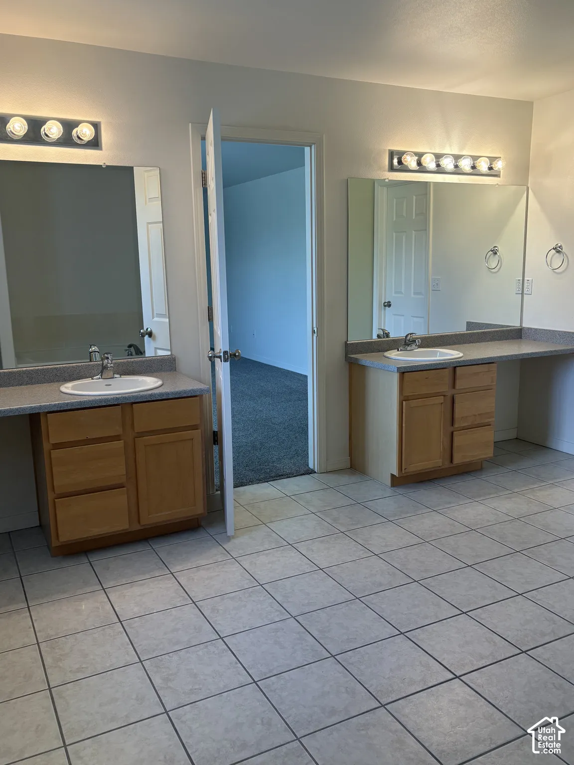 Dual vanity sinks with laminate countertops