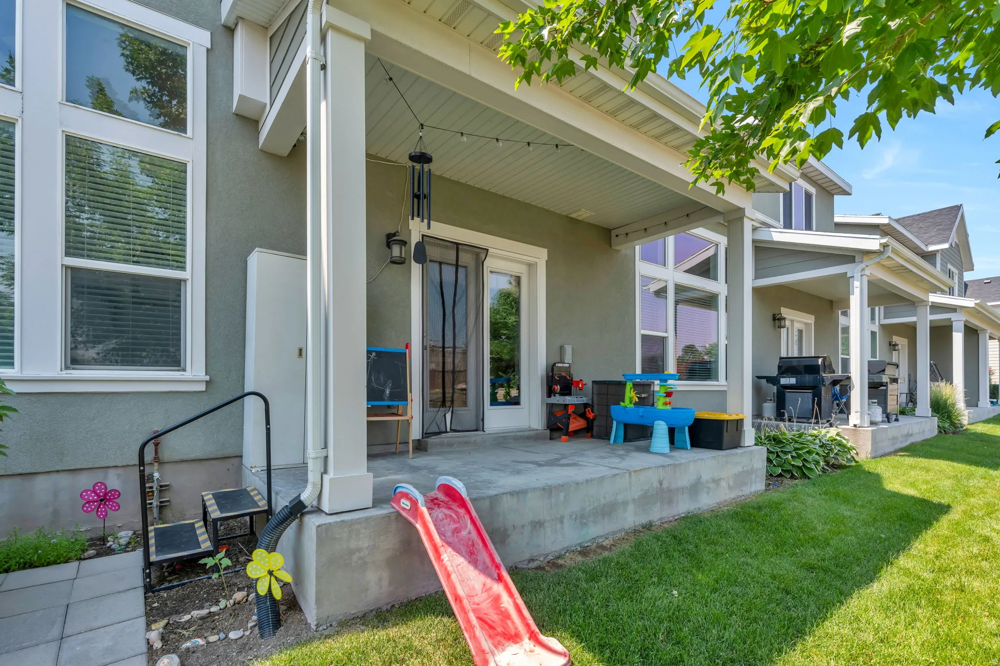 Covered concrete patio with white support columns