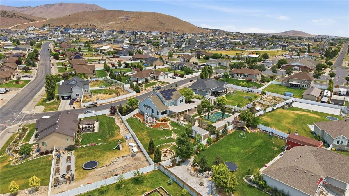 Expansive neighborhood featuring numerous residential properties and mountainous terrain