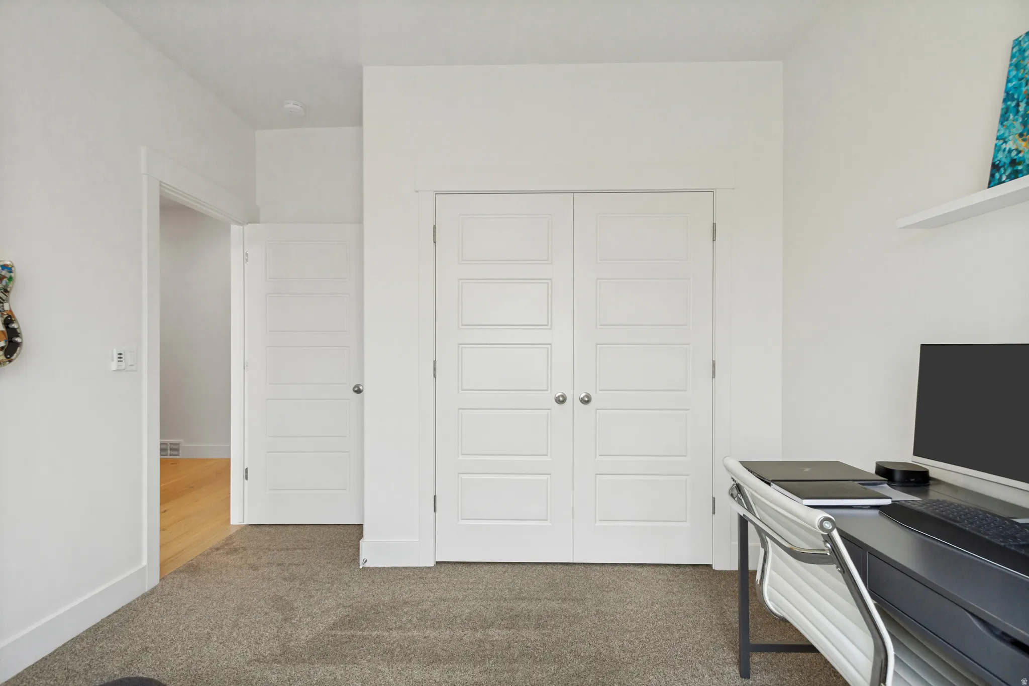 Neutral wall palette with a textured carpeted floor