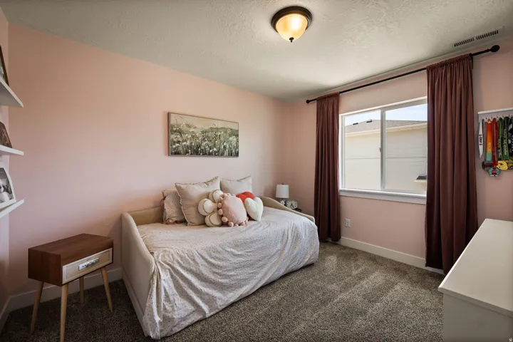 Windowed interior space featuring plush carpet flooring, a single window, and a ceiling-mounted light fixture