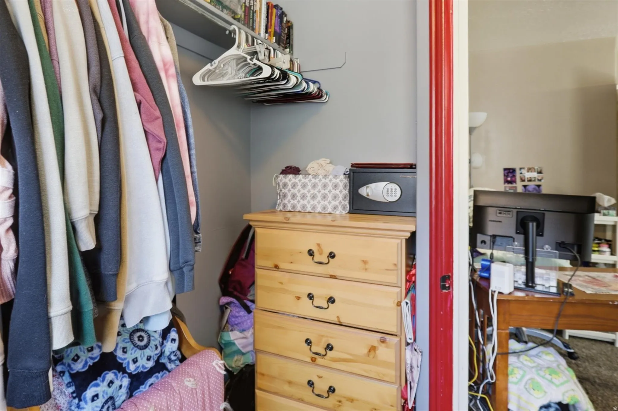 Integrated closet shelving and clothing rod system