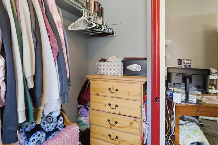 Integrated closet shelving and clothing rod system
