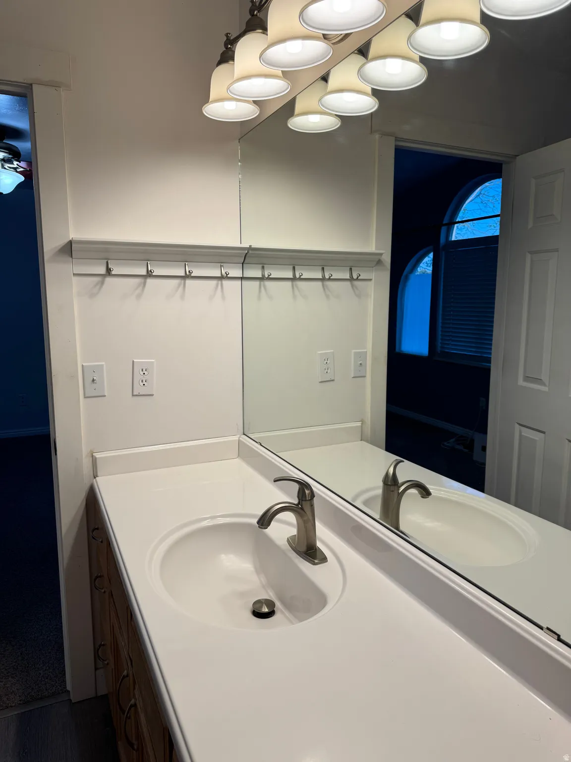 Single vanity with a white countertop and integrated sink