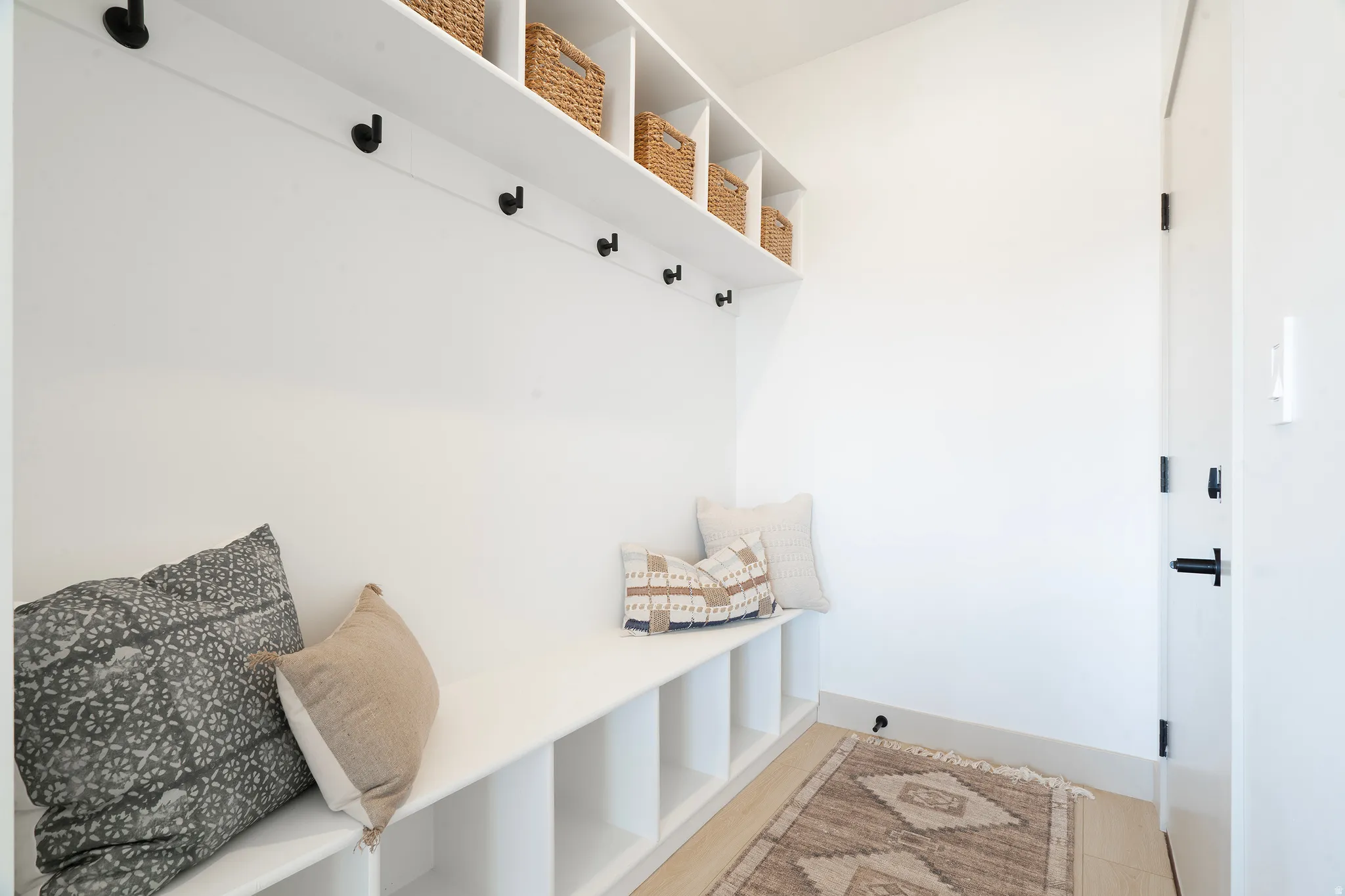 Integrated mudroom-style bench with open cubbies